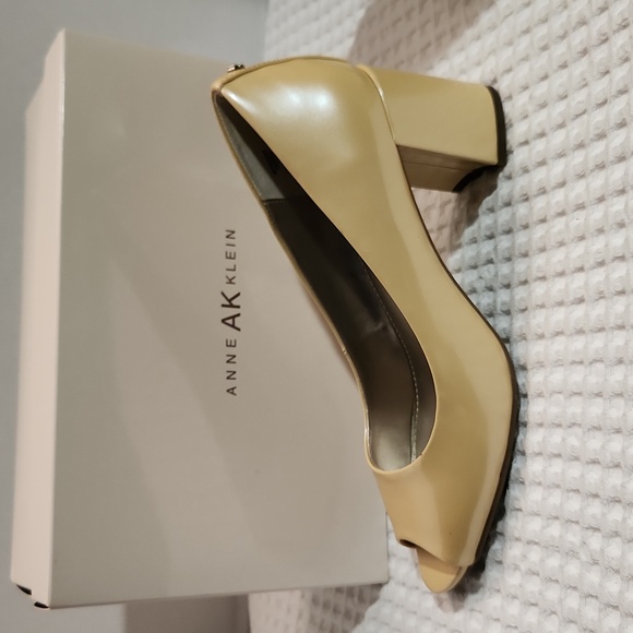 Anne Klein Pale Yellow Patent Leather Pumps - Picture 15 of 16